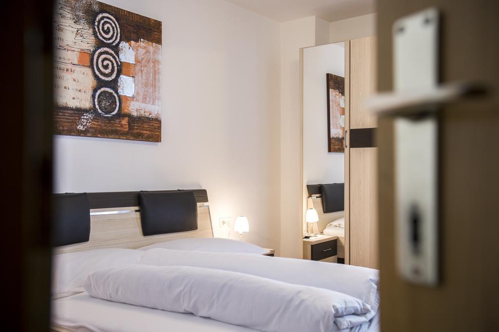 Hotel Sonnenberg Silandro Habitación foto